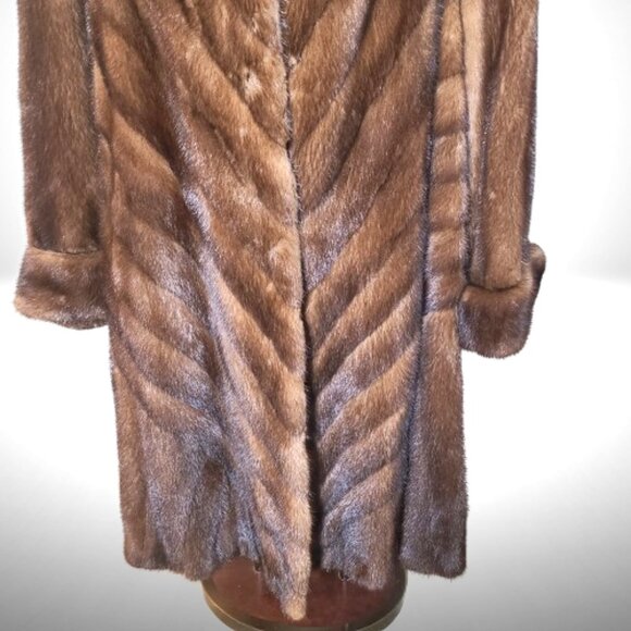 Adriana Furs Genuine Fur Coat – Made in Canada – Size 10–14 (Roomy) – Excellent - Picture 5 of 16